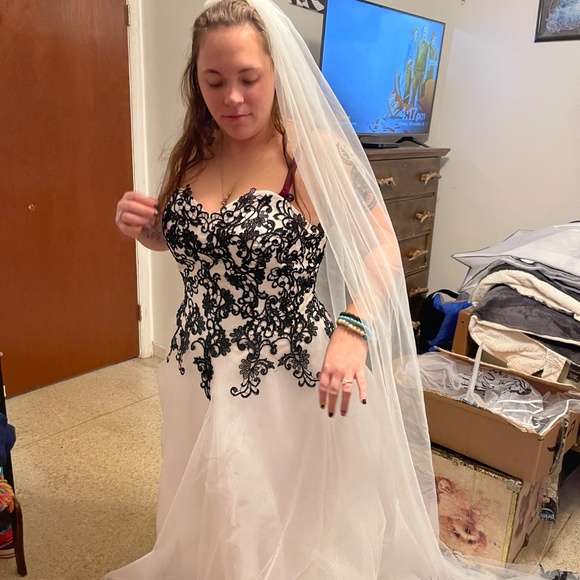 White and black wedding dress - Picture 5 of 7